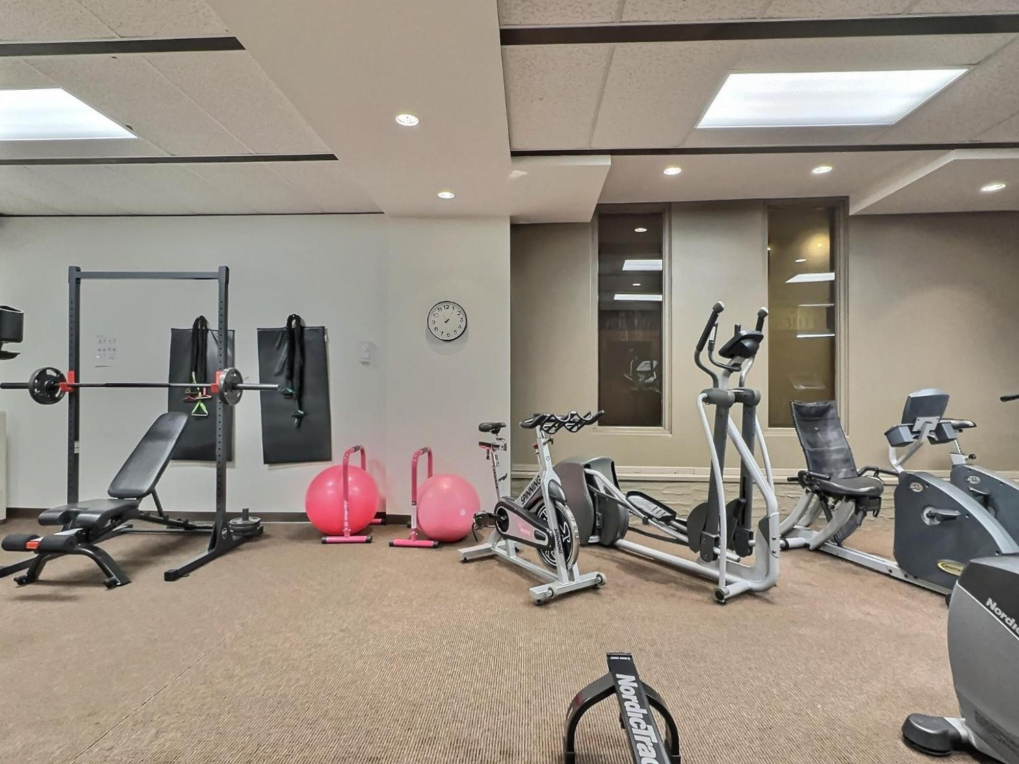 Quality Inn Rouyn-Noranda Экстерьер фото